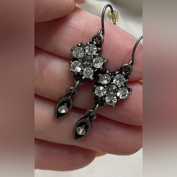 2/$15 Six Pairs of Vintage Earrings - Picture 8 of 10